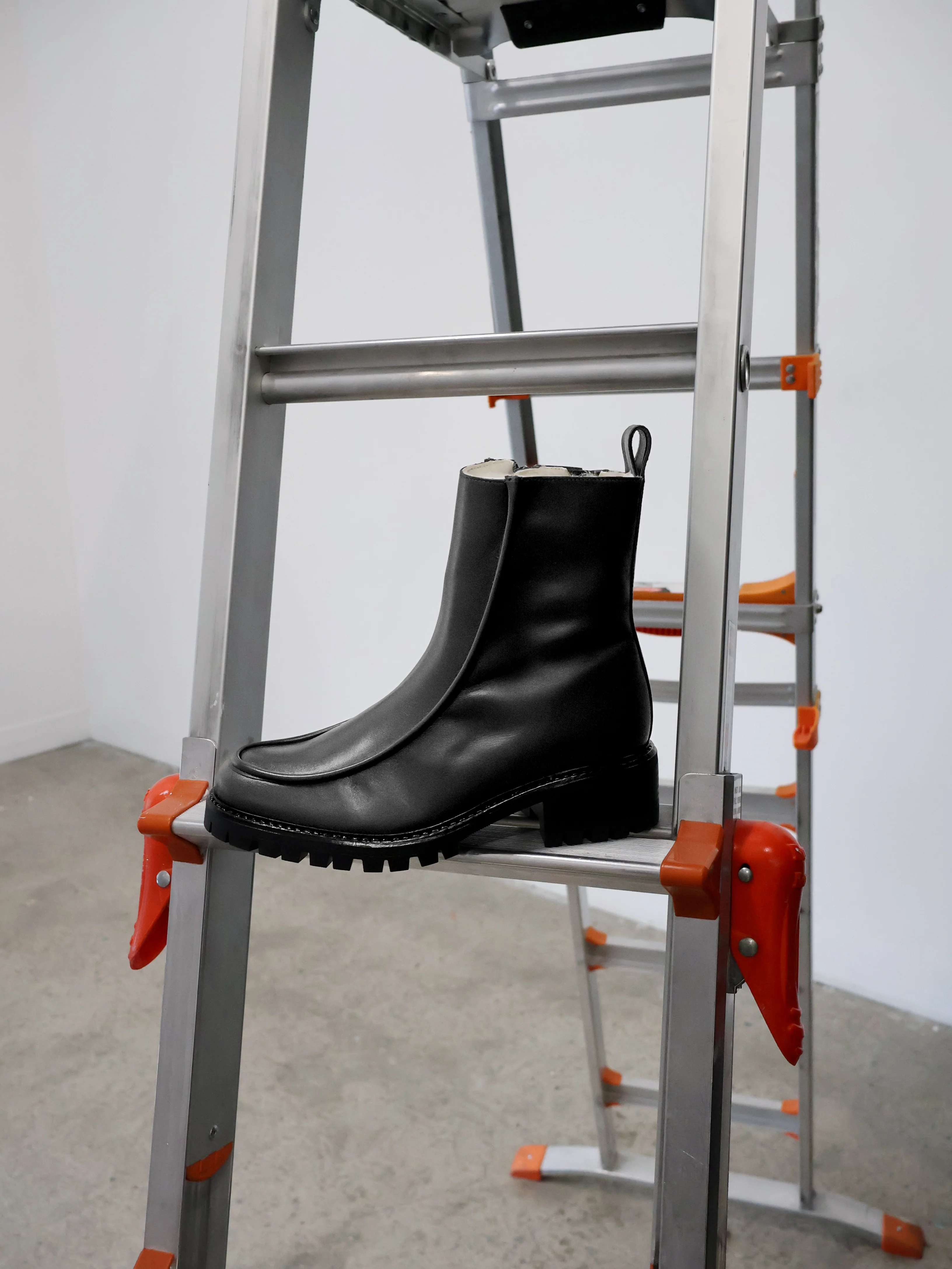 Vigo Black Lined Boot - Image 2